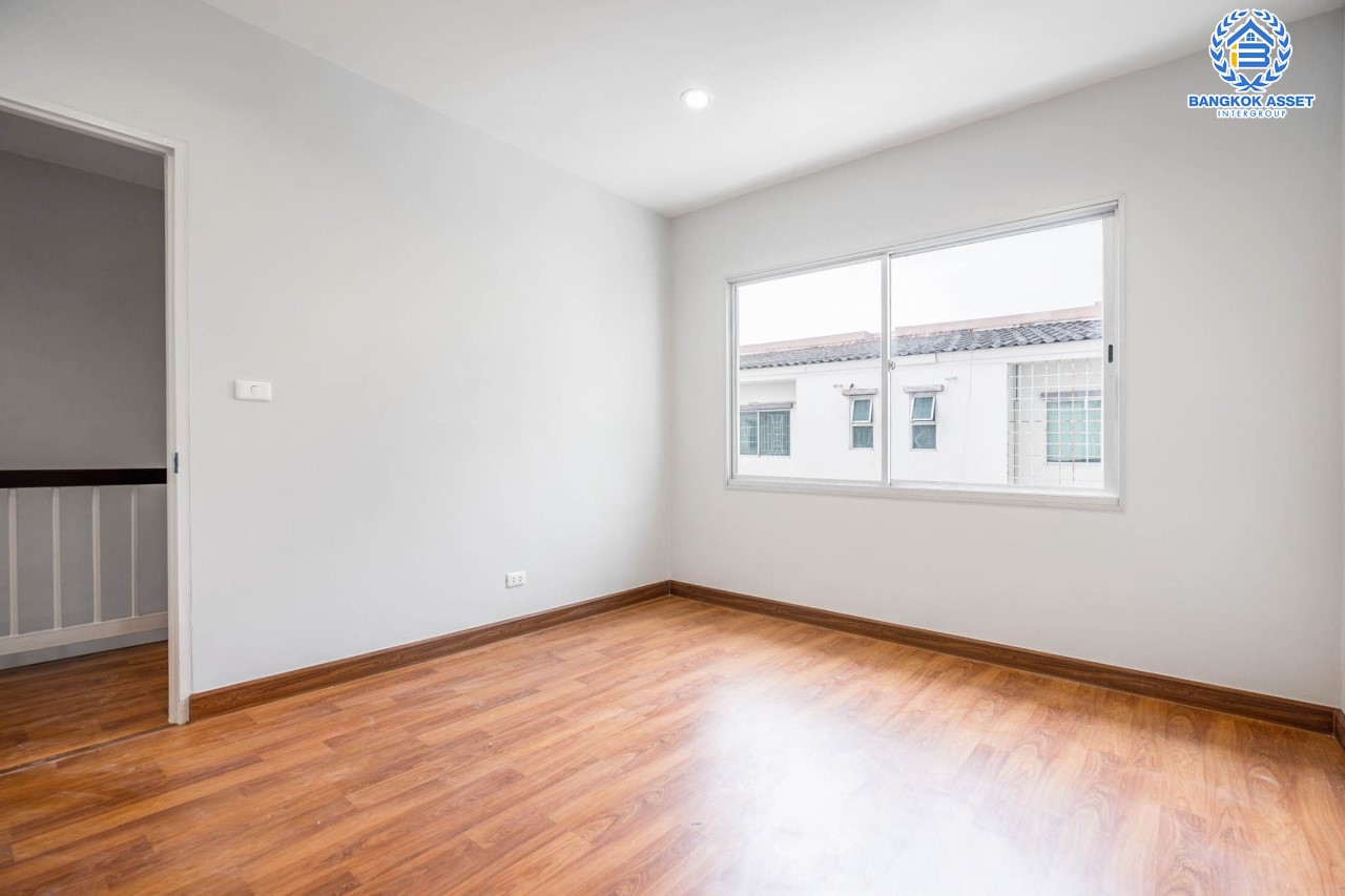 บ้านมือสองตกแต่งใหม่ แบรนด์หรู Sansiri โครงการ พลัสซิตี้พาร์ค งามวงศ์วาน25 ทาวน์โฮม 3 ชั้น ใจกลางเมือง เนื้อที่ 21.3 ตร.ว. ฟังก์ชันพร้อม 3 ห้องนอน 3 ห้องน้ำ จอดรถได้ 2 คัน บนทำเลศักยภาพ เข้า-ออกได้ 3 เส้นทาง ใกล้แหล่ง Community ชั้นนำ เดอะมอลล์งามวงศ์วาน ทางด่วน "งามวงศ์วาน" และรถไฟฟ้า "สถานีศูนย์ราชการนนทบุรี"